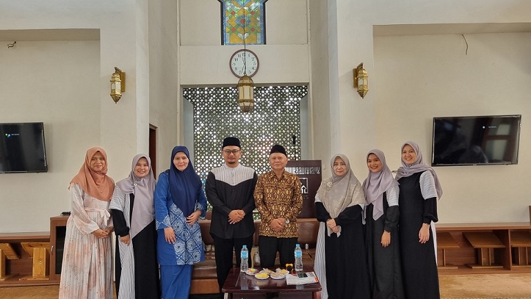 Unisba Gaungkan Literasi Ekonomi Syariah Global Lewat Kolaborasi PKM Internasional Bersama Majelis Taklim Bandung