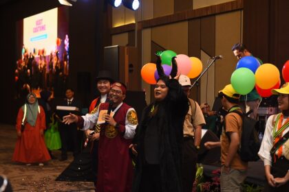 “Wonderland: Wonderful Future in Your Hand,” Fikom Unisba Rayakan Pelepasan Lulusan Secara Meriah