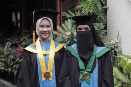 Dari Bandung ke Alor NTT: Dua Lulusan Unisba Tampilkan Kisah Inspiratif di Wisuda Gelombang II 2025