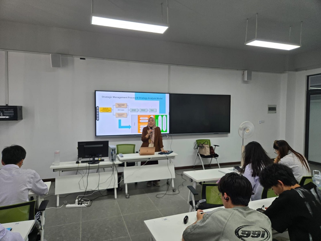 Dosen Manajemen FEB Unisba Jadi Guest Lecturer di Shinawatra University, Thailand