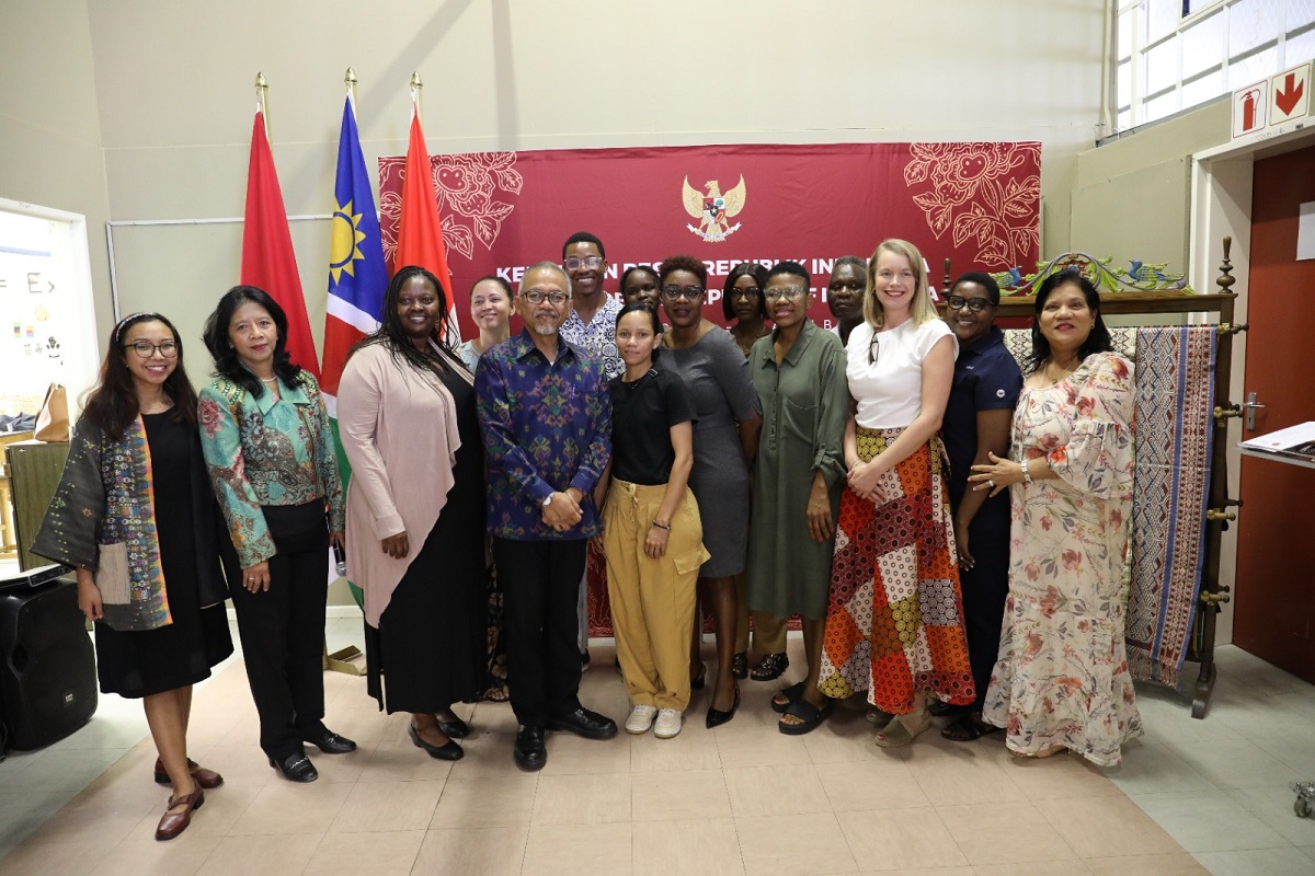 KBRI Windhoek Perkokoh Diplomasi Budaya Lewat Workshop Tenun Wastra Nusantara di Dua Kota Namibia